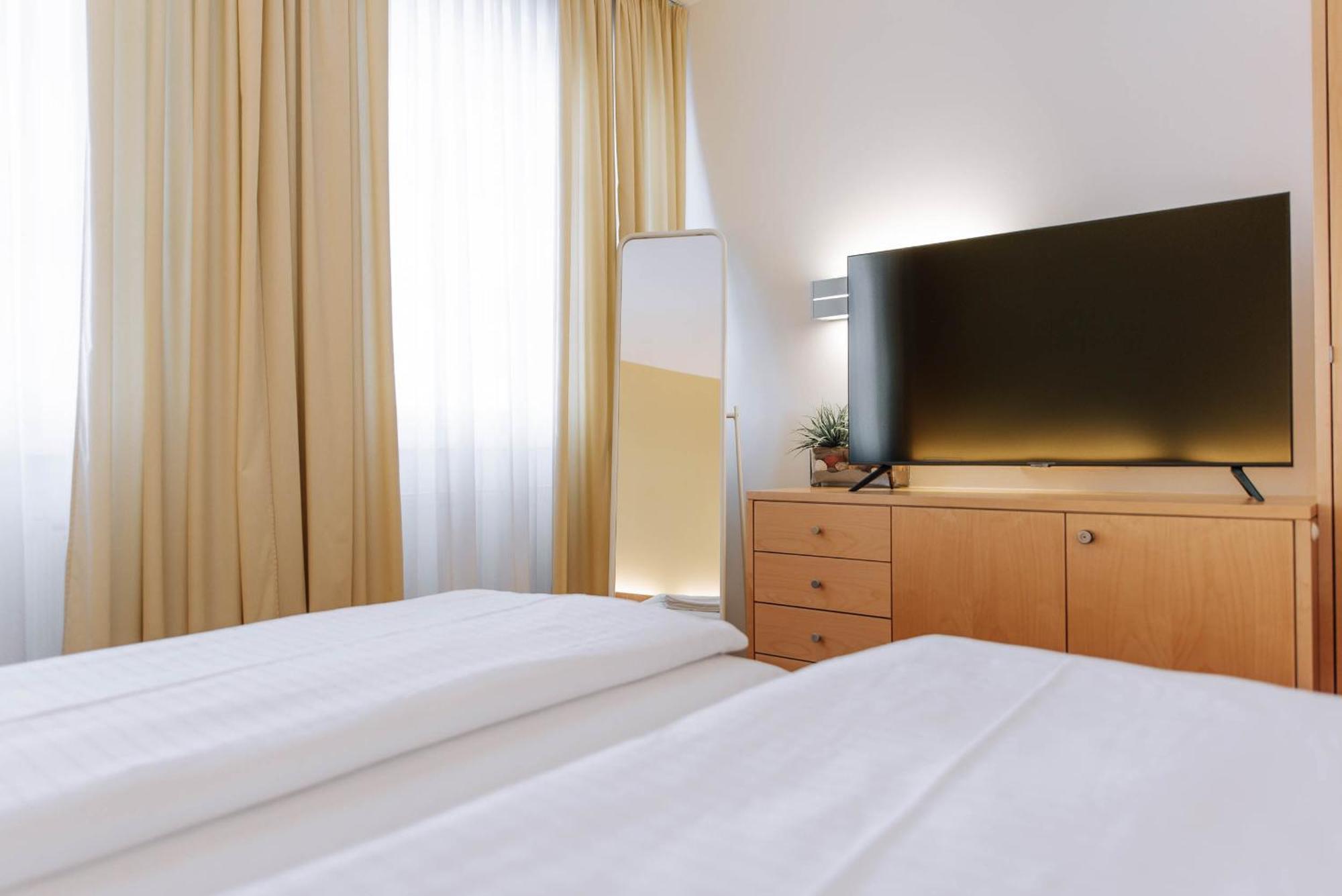 Heinhotel Vienna Airport Швехат Экстерьер фото