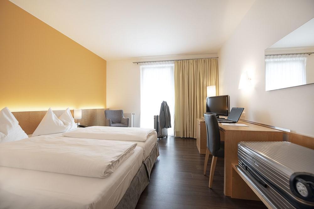 Heinhotel Vienna Airport Швехат Экстерьер фото
